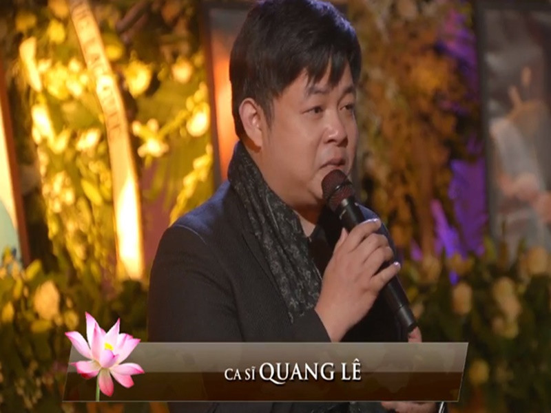 Quang Lê đau buồn viếng Phi Nhung. Ảnh: Dân Việt