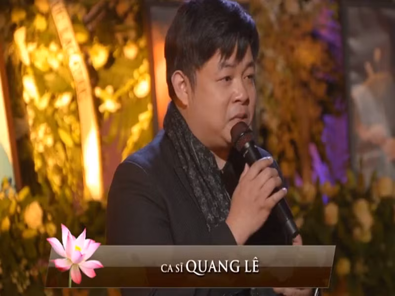 Quang Lê đau buồn viếng Phi Nhung. Ảnh: Dân Việt