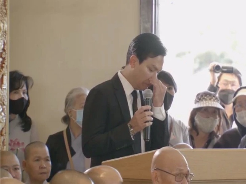 Là tri kỷ trong cuộc sống lẫn âm nhạc gần 20 năm, Mạnh Quỳnh cho biết, anh đã khóc rất nhiều. Nam ca sĩ xin lỗi con gái Phi Nhung: “Chú Quỳnh vô dụng, đã không che chở, bao bọc được cho mẹ con. Lúc đầu chú đã nói mẹ con về đi, làm từ thiện bao năm nay rồi thì về đi nhưng vì lý do gì mà không chịu về”. Ảnh: Dân Trí