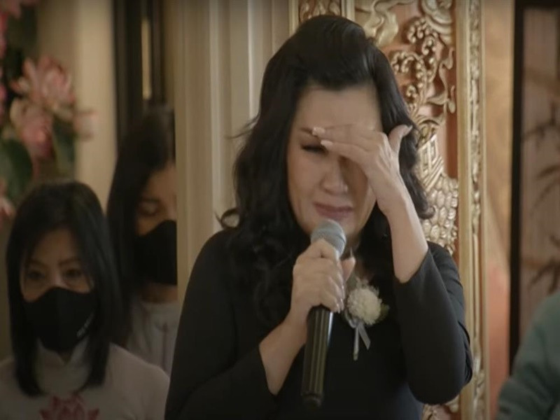 Trizzie Phương Trinh ân hận vì từng từ chối khi Phi Nhung muốn được giới thiệu là em ruột Trizzie Phương Trinh. Vợ cũ Bằng Kiều chia sẻ: “Có lần Phi Nhung nói với tôi: “Sao đi đâu chị cũng giới thiệu với mọi người em là em nuôi, sao không nói em là em ruột chị”. Lúc đó tôi mới 23 tuổi, còn non nớt nên nói lại là: "Nếu chị nói em là em ruột thì người ta nghĩ mẹ chị 2-3 đời con, người ta sẽ nghĩ sai về mẹ chị nên chị không thể làm được”. Đó là điều tôi tan nát, hối hận vì không thể thực hiện cho Phi Nhung. Hôm nay, tại nơi đây, cho tôi giới thiệu lại với mọi người: “Phi Nhung là em ruột của tôi”. Ảnh: Vietnamnet