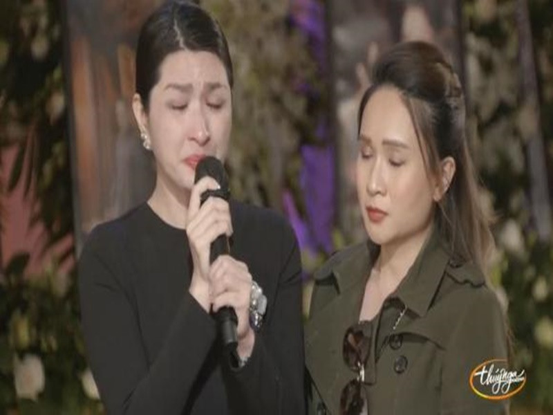 Ca sĩ Nguyễn Hồng Nhung (trái) khóc nức nở trong đám tang. Ảnh: Công lý và xã hội