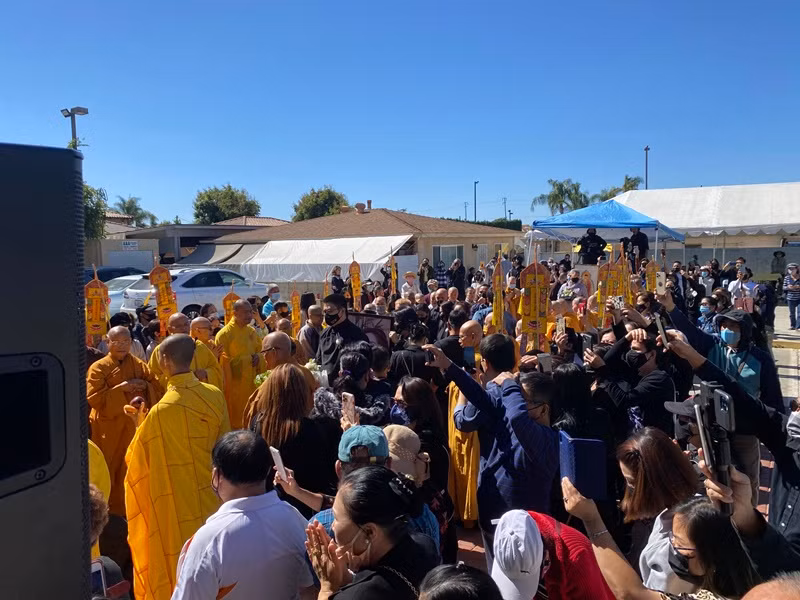 Nhiều khán giả ở Mỹ đã đến viếng Phi Nhung. Ảnh: Zing