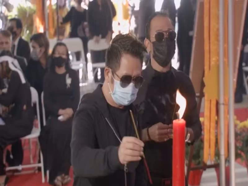 Ca sĩ Bằng Kiều thắp nén nhang cho Phi Nhung. Ảnh: Đất Việt