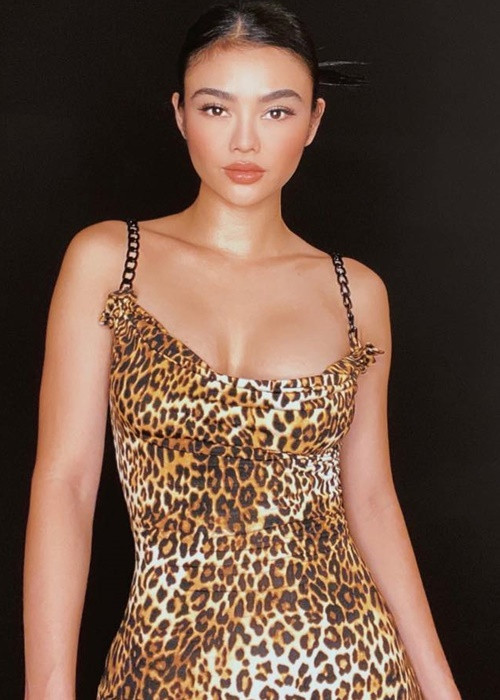 Sau đêm đăng quang, loạt ảnh "chơi bời" trong quá khứ của Julia Hồ xuất hiện tràn lan trên mạng. Biệt danh "Hoa hậu ăn chơi" của cô cũng xuất phát từ ồn ào này. Ảnh: FB Julia Hồ