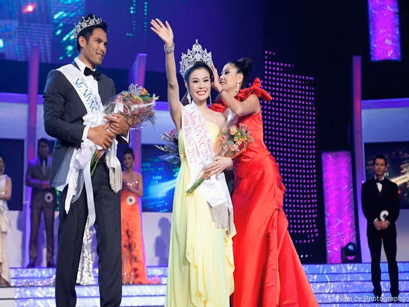 Năm 2012, Julia Hồ giành vương miện Miss Vietnam Continents. Ảnh: FB Julia Hồ