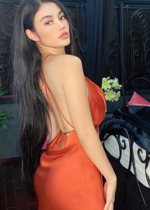 Julia Hồ ăn mặc táo bạo không kém Ngọc Trinh. Ảnh: FB Julia Hồ