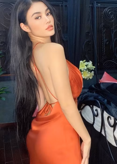 Julia Hồ ăn mặc táo bạo không kém Ngọc Trinh. Ảnh: FB Julia Hồ