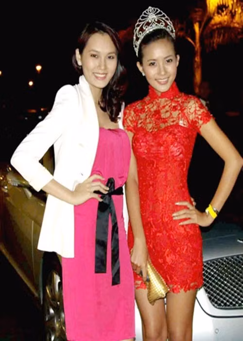 Phan Như Thảo (phải) là á hậu cuộc thi Miss Vietnam Continents 2011. Năm 2012, cô muốn trả lại danh hiệu này sau khi Julia Hồ vướng ồn ào. Theo Phan Như Thảo, ban tổ chức “nhắm mắt làm ngơ” về “bề dày thành tích” của các thí sinh, quên đi những tiêu chí cần và đủ của một hoa hậu để đi đến quyết định cuối cùng. Ảnh: Khám phá