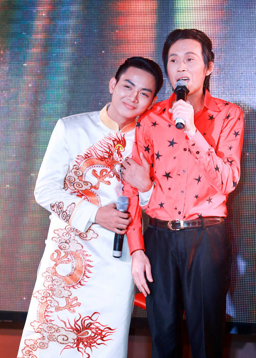 Hoài Linh dẫn dắt con nuôi Hoài Lâm từ lúc vô danh đến khi nổi tiếng. Sau thành công tại Gương mặt thân quen, con nuôi Hoài Linh hoạt động cầm chừng và vướng ồn ào đời tư. Trước sự nghiệp xuống dốc của Hoài Lâm, Hoài Linh ra sức khuyên bảo nhưng không thành công. Theo lời Đàm Vĩnh Hưng, Hoài Linh từ mặt Hoài Lâm vì quá thất vọng. Ảnh: Zing