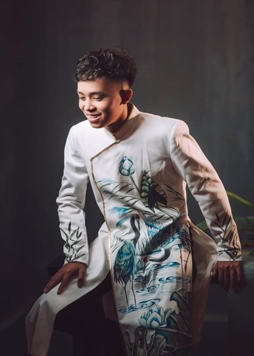 Không ngờ rằng tháng 3/2021, Phi Nhung bị hacker Nhâm Hoàng Khang tố lấy cát-sê của Hồ Văn Cường. Thực tế, nữ ca sĩ không giữ thù lao của con nuôi mà là quản lý của Phi Nhung. Sự việc sau đó lắng xuống khi Phi Nhung hứa sẽ trả hết tiền cho Hồ Văn Cường sau khi nam ca sĩ thi xong tốt nghiệp THPT. Ảnh: FB Hồ Văn Cường