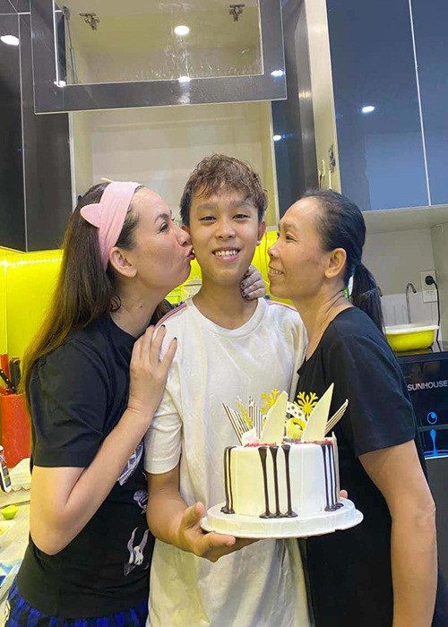 Tuy nhiên, đến tháng 2/2021, sự việc Phi Nhung trách Hồ Văn Cường lười biếng, mắc bệnh ngôi sao khiến mối quan hệ mẹ nuôi - con nuôi gây ồn ào. Phía Hồ Văn Cường xin lỗi mẹ nuôi và hứa thay đổi. Sau đó, cả hai thân thiết trở lại. Ảnh: FB Phi Nhung