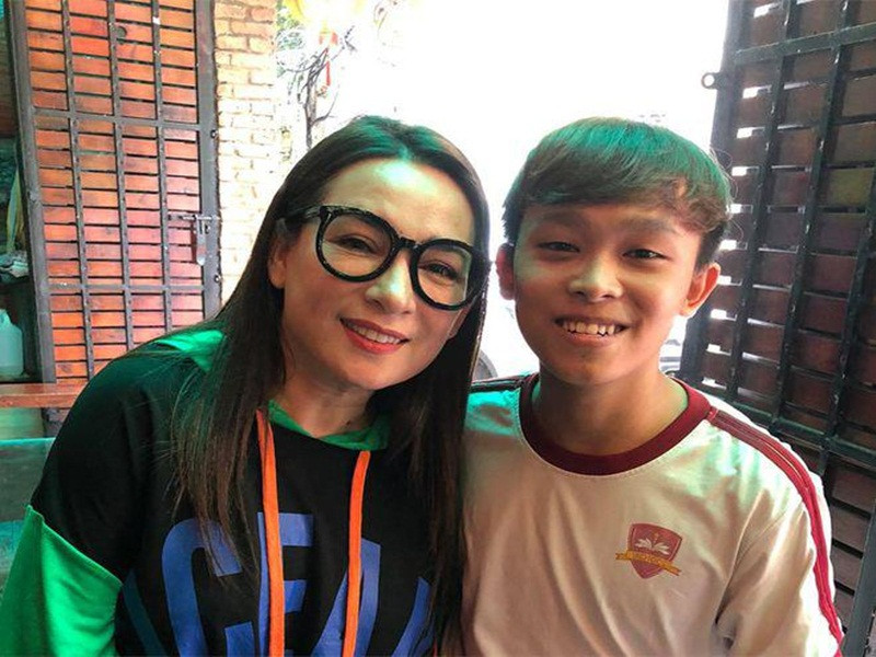 Phi Nhung nhận nuôi Hồ Văn Cường vào năm 2016. Từ đó đến đầu năm 2021, mối quan hệ mẹ nuôi - con nuôi rất tốt đẹp, chiếm được cảm tình của nhiều khán giả khi Phi Nhung hết lòng nâng đỡ, chỉ dạy Hồ Văn Cường. Ảnh: Phụ nữ Việt Nam