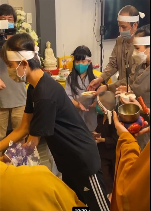 Theo Zing, đại diện gia đình Phi Nhung thông báo hoãn thời gian tổ chức lễ tưởng nhớ cố ca sĩ tại Tu viện Khánh An vào sáng ngày 4/10. Ảnh: Vietnamnet