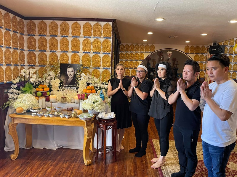 Ở Mỹ, Wendy - con gái ruột của Phi Nhung cùng người thân tổ chức lễ cúng thất đầu cho cố ca sĩ. Ảnh: FB Thanh Thảo