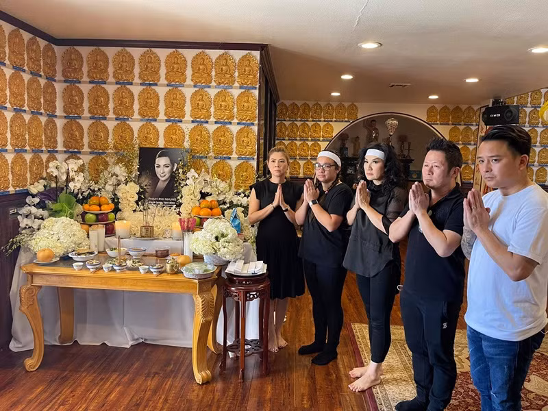 Ở Mỹ, Wendy - con gái ruột của Phi Nhung cùng người thân tổ chức lễ cúng thất đầu cho cố ca sĩ. Ảnh: FB Thanh Thảo
