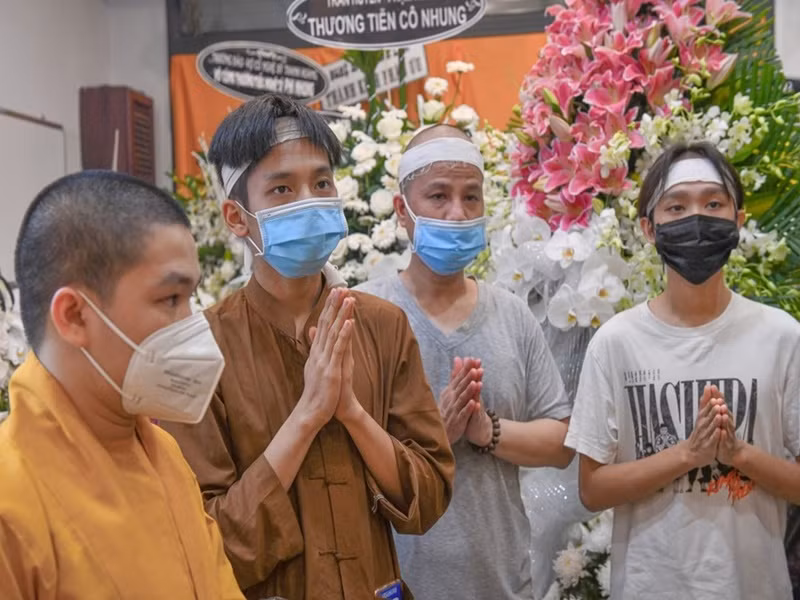 Trong những ngày qua, là con nuôi của Phi Nhung nên Hồ Văn Cường túc trực bên bàn thờ của cố ca sĩ. Ảnh: Yan
