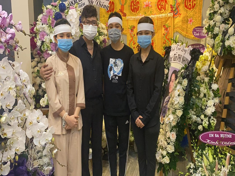 Ngoài Hồ Văn Cường, Tuyết Nhung, Quỳnh Trang cũng túc trực bên bàn thờ của Phi Nhung. Ảnh: Dân Việt