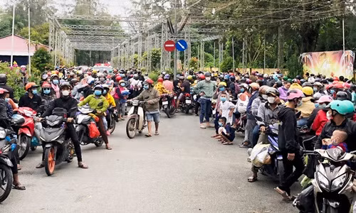 Hang chuc nghin nguoi ve mien Tay: Cac tinh doi ke hoach cach ly