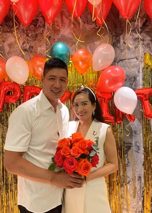 Cuộc hôn nhân của Bình Minh và vợ hơn tuổi gặp nhiều sóng gió từ nhan sắc của Anh Thơ bị dư luận bàn tán đến ồn ào giữa Bình Minh và một số mỹ nhân Việt. Tuy nhiên, nhờ sự khôn khéo của Anh Thơ, cuộc hôn nhân của cặp đôi vẫn bền chặt. Ảnh: FB Bình Minh
