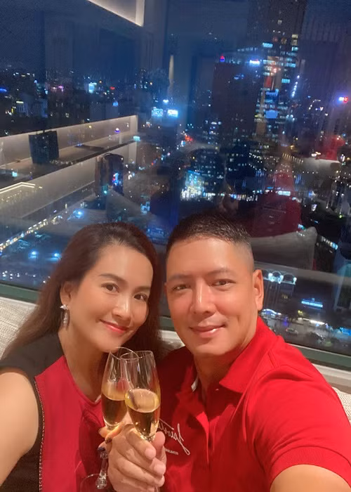 Trong cuộc phỏng vấn với Zing đầu năm 2021, Bình Minh cho biết, hôn nhân của anh không còn lãng mạn như hồi mới yêu. Nhưng vợ chồng anh vẫn đi hẹn hò vào tối thứ 7 khi các con đi chơi. Bình Minh cũng không tặng hoa cho vợ, thay vào đó mua những thứ thiết thực hơn. Ảnh: FB Bình Minh