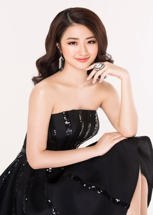 Hoa hậu bản sắc Việt toàn cầu 2016 Thu Ngân cũng là mỹ nhân học giỏi. Theo Vietnamnet, từ lớp 1 đến lớp 10, cô luôn đạt thành tích tốt trong học tập. Thậm chí, Thu Ngân còn từng được chọn đi thi học sinh giỏi môn sinh cấp trường. Ảnh: FBNV