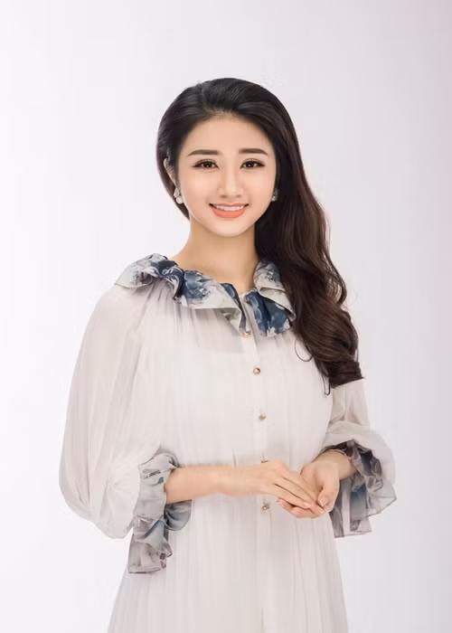 Lớp 10, Thu Ngân sang Anh du học. Tuy nhiên, học được hai năm do thời tiết không phù hợp, sức khỏe không tốt, cô quay về Việt Nam. Ảnh: FBNV