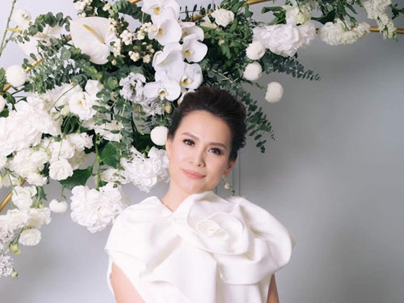 Ngọc Khánh đăng quang Hoa hậu Việt Nam 1998 khi đang là sinh viên năm thứ ba Đại học Luật TP.HCM. Cô từng làm tiếp viên hàng không, nhân viên quan hệ công chúng, người dẫn chương trình, người mẫu. Năm 2010, Ngọc Khánh sang Mỹ du học ngành kinh doanh thời trang. Ảnh: Vietnamnet