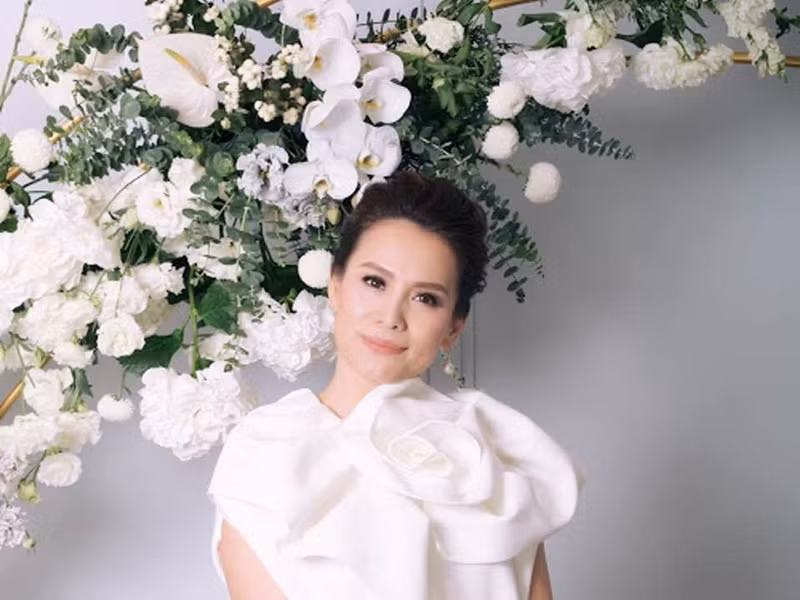 Ngọc Khánh đăng quang Hoa hậu Việt Nam 1998 khi đang là sinh viên năm thứ ba Đại học Luật TP.HCM. Cô từng làm tiếp viên hàng không, nhân viên quan hệ công chúng, người dẫn chương trình, người mẫu. Năm 2010, Ngọc Khánh sang Mỹ du học ngành kinh doanh thời trang. Ảnh: Vietnamnet