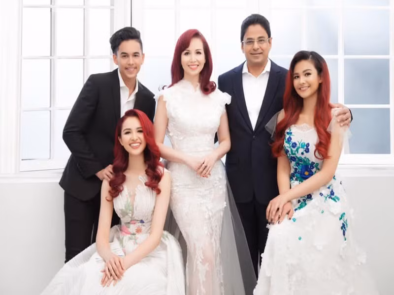 Sau 3 năm đăng quang Hoa hậu Việt Nam, người đẹp Diệu Hoa kết hôn với doanh nhân người Ấn Độ Maneesh Dance. Cô hiện tại có 3 người con: 2 gái, 1 trai. Ảnh: FBNV