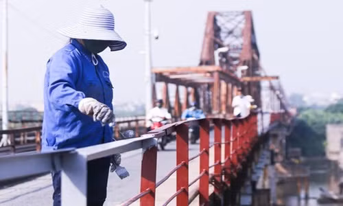 Cầu Long Biên đã được đưa vào khai thác gần 120 năm. Trải qua thời gian, nhiều nhịp cầu được thay bằng dầm tạm, trong khi một số trụ cầu đã hoen gỉ và xô lệch.