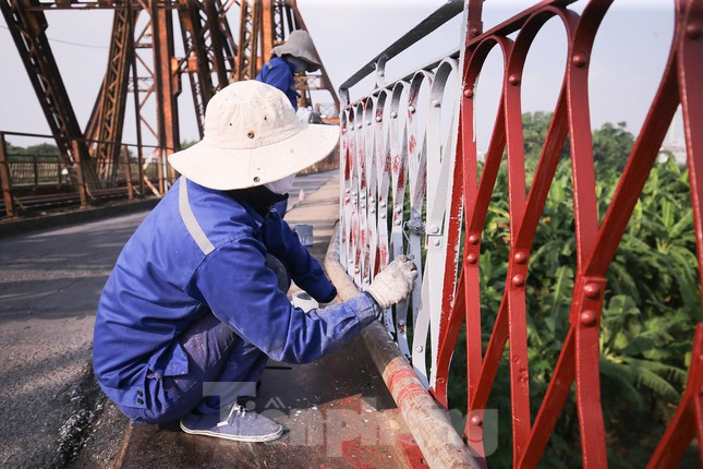 Công nhân thực hiện duy tu, bảo trì cầu Long Biên.
