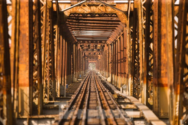 Toàn bộ công việc sửa chữa không ảnh hưởng đến hoạt động đi lại của người dân Hà Nội trên cây cầu.