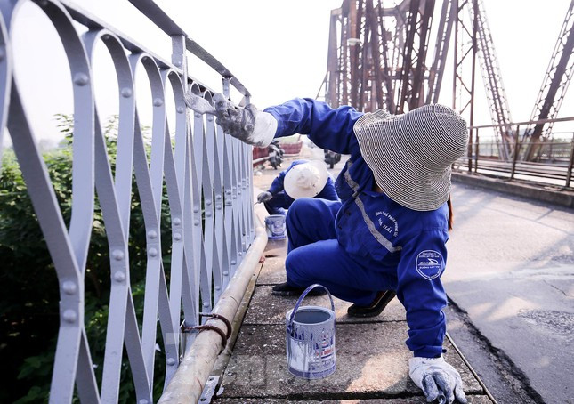 Các công nhân được chia làm 2 ca sáng - chiều. Thời gian làm việc từ 7h sáng đến 5h chiều, và mỗi ca được chia thành nhiều nhóm.