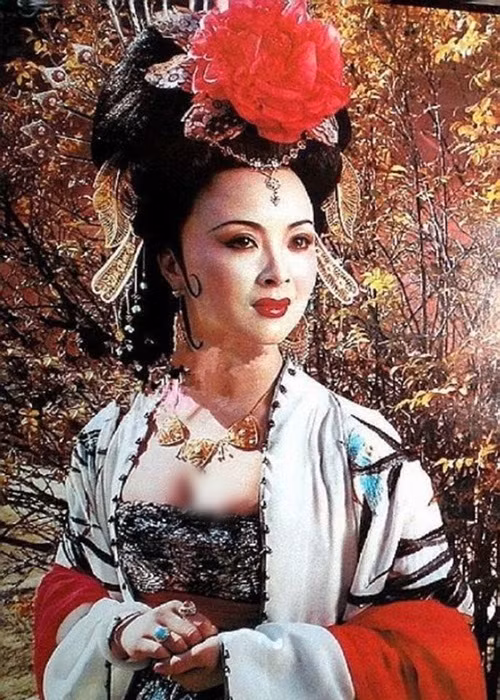 Ngoài “Dương Quý Phi”, Chu Khiết còn từng đóng phim truyền hình "Tùy Đường diễn nghĩa" (2013), "Tinh hỏa" (2009), "Thiên hạ thái bình" (2005), "Phượng cầu hoàng" (2005), "Bảo Liên Đăng" (2005), "Dương Quý Phi bí sử" (1994), phim điện ảnh "Hỏa thiêu Viên Minh Viên" (1983), "Buông rèm nhiếp chính" (1983). Ảnh: Vietnamnet