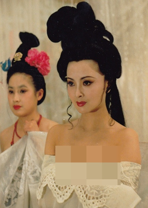 Trong “Dương Quý Phi”, Chu Khiết có nhiều phân cảnh khoe vòng một táo bạo. Ảnh: Dân Việt