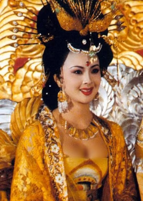 Ở lĩnh vực múa, cô được ví là "khổng tước", từng được mời làm giám khảo cho nhiều cuộc thi vũ đạo. Ảnh: Zing