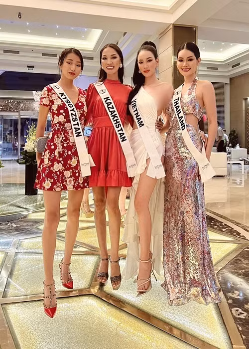 Đại diện Việt Nam tự tin đọ sắc bên các thí sinh khác của cuộc thi. Ảnh: Venus beauty queen