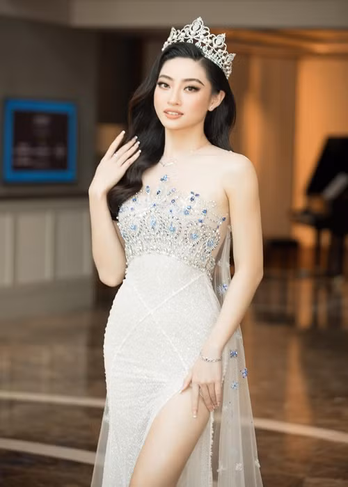 Lương Thùy Linh là đương kim Hoa hậu Thế giới Việt Nam. Tại cuộc thi Hoa hậu Thế giới 2019, cô lọt top 12 chung cuộc, top 10 phần thi Top Model và top 10 Dự án nhân ái xuất sắc nhất. Thùy Linh từng chấm thi chung kết Người đẹp Du lịch non nước Cao Bằng 2019, cuộc thi Hoa khôi Press Beauty 2020. Ảnh: BTC