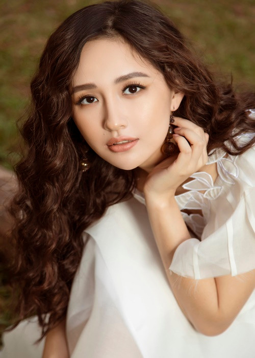 Chân dài sinh năm 1988 chia sẻ trên Ngôi sao về kinh nghiệm làm giám khảo cuộc thi nhan sắc: “Đây là lĩnh vực quá quen thuộc với tôi. Sau một thời gian dài làm hoa hậu, tôi biết phải làm gì khi chấm hoa hậu và một hoa hậu cần những yếu tố gì để tỏa sáng. Tôi nghĩ là mình có kinh nghiệm thực tế và góc nhìn độc đáo để giúp cho các cuộc thi sắc đẹp thành công”. Ảnh: BTC