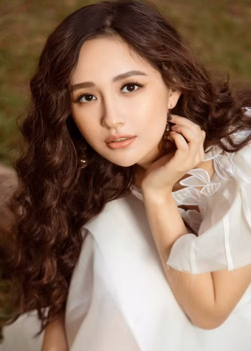 Chân dài sinh năm 1988 chia sẻ trên Ngôi sao về kinh nghiệm làm giám khảo cuộc thi nhan sắc: “Đây là lĩnh vực quá quen thuộc với tôi. Sau một thời gian dài làm hoa hậu, tôi biết phải làm gì khi chấm hoa hậu và một hoa hậu cần những yếu tố gì để tỏa sáng. Tôi nghĩ là mình có kinh nghiệm thực tế và góc nhìn độc đáo để giúp cho các cuộc thi sắc đẹp thành công”. Ảnh: BTC