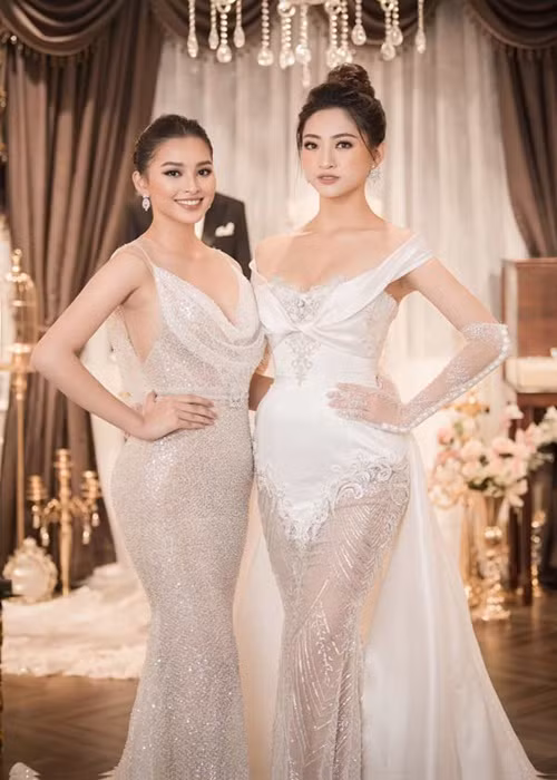 Tiểu Vy và Lương Thùy Linh đều tỏ ra tự tin sẽ làm tốt vai trò giám khảo. Lao động dẫn lời Tiểu Vy: “Tôi đã đăng quang hoa hậu được 3 năm, bản thân cũng hoạt động trong các lĩnh vực giải trí, thời trang và cộng đồng. Tôi cũng làm giám khảo các cuộc thi sắc đẹp, dù nó chỉ có quy mô nhỏ nhưng trọng trách tìm chủ nhân chiếc vương miện đều như nhau. Khi làm giám khảo tôi có đủ kinh nghiệm để tích lũy cho cuộc thi này". Ảnh: Dân Việt