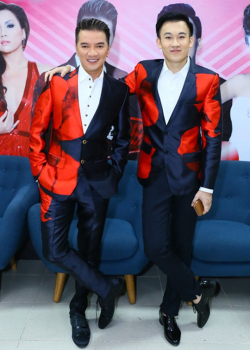 Đàm Vĩnh Hưng từng vướng tin đồn giới tính khi có những cử chỉ: hôn má, mặc đồ đôi, đút đồ ăn với Dương Triệu Vũ. Phía Dương Triệu Vũ cho hay: “Giữa chúng tôi là một mối quan hệ rất khó đặt tên. Không phải yêu nhưng còn lớn hơn tình yêu, là tình cảm gắn bó tựa ruột thịt lại có phần tri ân và thấu hiểu nhau như những người tri kỷ trong cuộc đời”. Ảnh: Dân Việt