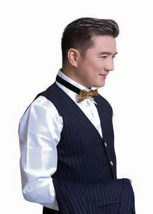 Đàm Vĩnh Hưng giữ kín danh tính và hình ảnh nửa kia trong khi phía fan không thể tìm ra dấu vết người mà nam ca sĩ đang hẹn hò. Mr Đàm từng cho biết, có lẽ do anh ngụy trang quá giỏi như bí mật hẹn hò ở khách sạn, xuất hiện trước công chúng nhưng đi bên nhau như hai người bạn. Ảnh: FB Đàm Vĩnh Hưng