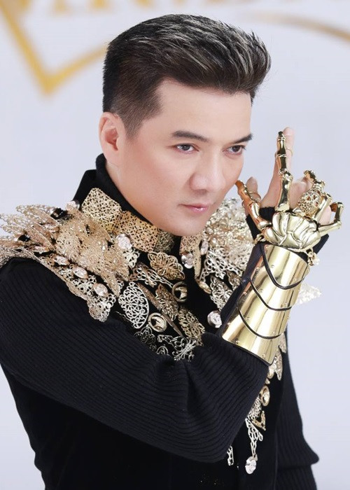 Khi lên tiếng phủ nhận nghi vấn tình cảm với Dương Triệu Vũ, “ông hoàng nhạc Việt” tiết lộ người yêu của anh ở nước ngoài. Cả hai sẽ đón Tết năm 2017 tại Việt Nam. Ảnh: FB Đàm Vĩnh Hưng