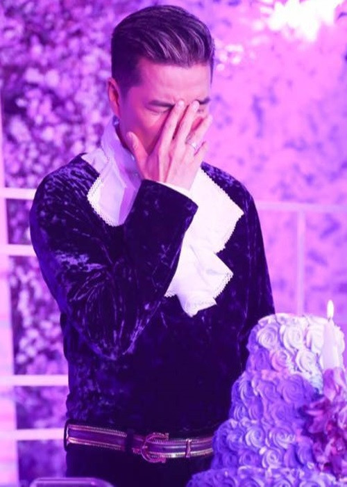 Đàm Vĩnh Hưng quyết định ở lại Việt Nam phát triển sự nghiệp. “Có thể mọi người sẽ nói Hưng máu lạnh. Nhưng có chắc là cô ấy có thai không hay đó chỉ là một cách để bạn gái gây áp lực với Hưng”, nam ca sĩ phân trần. Ảnh: FB Đàm Vĩnh Hưng