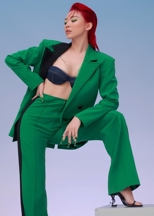 Ngoài Hồ Ngọc Hà, Tóc Tiên cũng gây chú ý khi đăng tải bộ ảnh gợi cảm. Bà xã của Hoàng Touliver diện vest đen kèm nội y jeans. Ảnh: Trần Hoàng Vũ