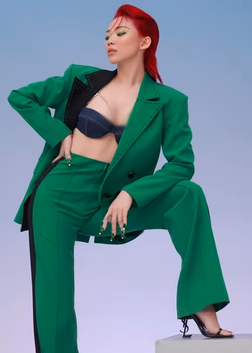 Ngoài Hồ Ngọc Hà, Tóc Tiên cũng gây chú ý khi đăng tải bộ ảnh gợi cảm. Bà xã của Hoàng Touliver diện vest đen kèm nội y jeans. Ảnh: Trần Hoàng Vũ