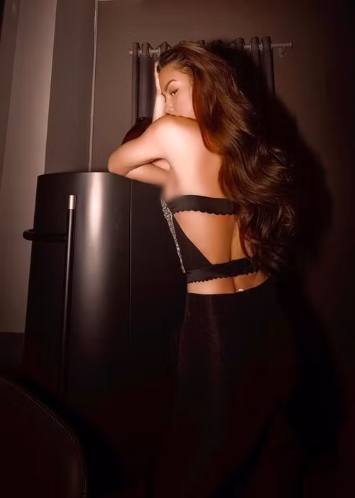 Hà Hồ khoe mái tóc suôn dài. Ảnh: Phát Mạnh Phan