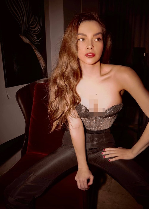 Trên trang cá nhân, Hồ Ngọc Hà vừa đăng tải bộ ảnh mới. Diện trang phục ôm sát, cúp ngực, bà mẹ 3 con khoe hình thể gợi cảm, đặc biệt vòng một căng đầy. Ảnh: Phát Mạnh Phan