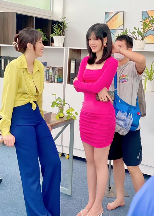 Cô đang ghi hình 2 bộ phim mang tên “Hẹn hò cùng thần tượng” và “Sống ảo”.